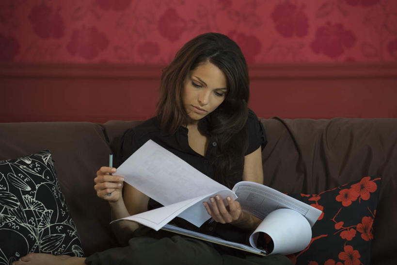 西方人,头发,一个人,客厅,坐,横图,室内,白天,正面,靠垫,沙发,欧洲,欧洲人,仅一个年轻女性,仅一个女性,仅一个人,写,笔,材料,档案,文件,墙,记事本,靠枕,注视,休闲装,墙壁,墙面,黄色,本子,笔记本,资料,垫子,枕头,低头,观察,看,倚靠,休闲,休闲服,观看,翻阅,察看,起居室,关注,文档,布艺沙发,年轻女性,女人,女性,白种人,坐着,半身,彩图