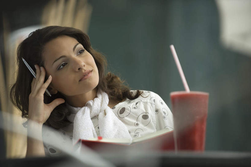 西方人,头发,一个人,餐厅,坐,笑,微笑,横图,室内,白天,正面,餐桌,桌子,杯子,椅子,欧洲,欧洲人,仅一个年轻女性,仅一个女性,仅一个人,握,朦胧,模糊,笔,记事本,拿,拿着,注视,休闲装,黄色,本子,笔记本,水杯,记录,看,休闲,休闲服,握着,餐台,关注,年轻女性,女人,女性,白种人,茶杯,抬头,仰头,坐着,半身,彩图,餐馆,饭店,饭馆