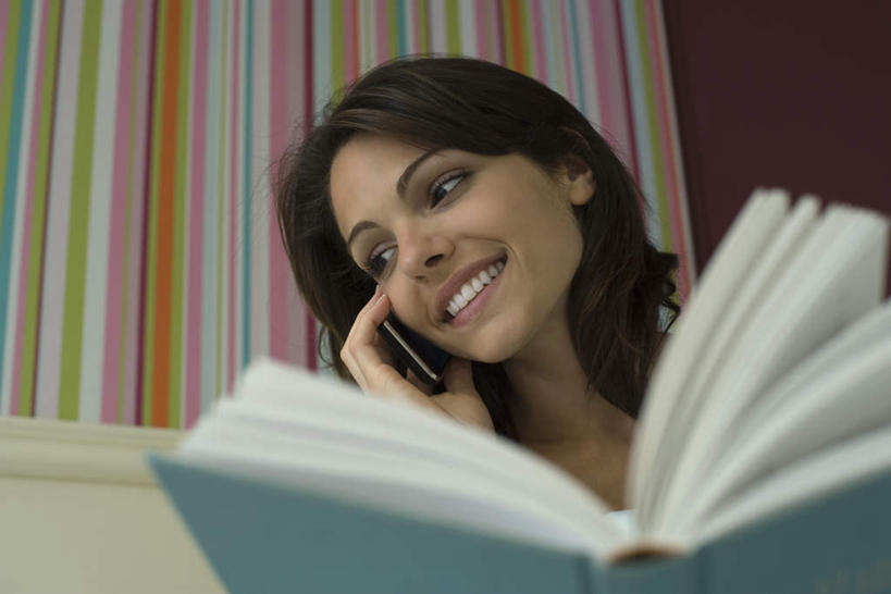 西方人,一个人,坐,笑,打电话,微笑,露齿笑,横图,俯视,室内,白天,卧室,电话,手机,书籍,欧洲,欧洲人,仅一个年轻女性,仅一个女性,仅一个人,握,墙,拿,听,拿着,注视,通讯设备,墙壁,墙面,低头,观察,看,握着,观看,察看,关注,一部,交流,年轻女性,女人,女性,白种人,书,图书,沟通,通话,坐着,半身,彩图,高角度拍摄,睡房,卧房