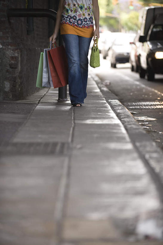 西方人,一个人,站,走,竖图,室内,白天,正面,植物,道路,街道,路,汽车,欧洲,欧洲人,仅一个年轻女性,仅一个女性,仅一个人,许多,包,皮包,小路,交通,拎,车,树,树木,一个,绿色,自然,交通工具,轿车,站着,生长,单个,成长,单肩包,年轻女性,女人,女性,白种人,步行,散步,站立,走路,半身,彩图,拎着