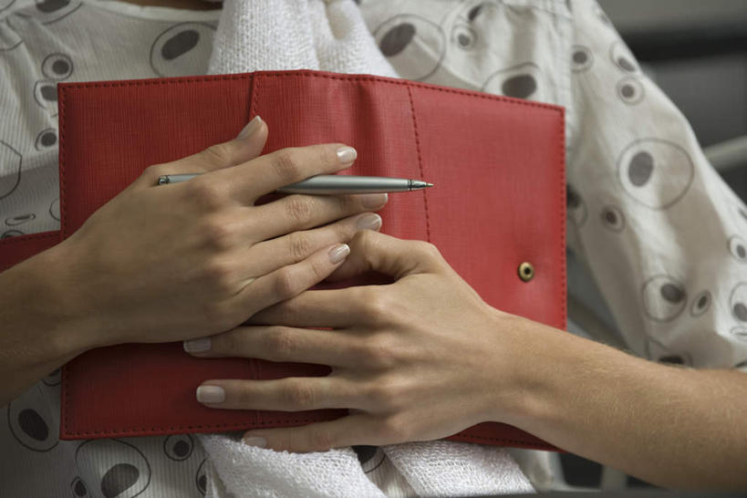 西方人,一个人,躺,横图,室内,白天,正面,床,卧室,欧洲,欧洲人,仅一个年轻女性,仅一个女性,仅一个人,握,睡衣,笔,床单,记事本,拿,拿着,被子,红色,本子,笔记本,握着,单人床,被单,卧着,年轻女性,女人,女性,白种人,躺着,卧,半身,彩图,睡房,卧房