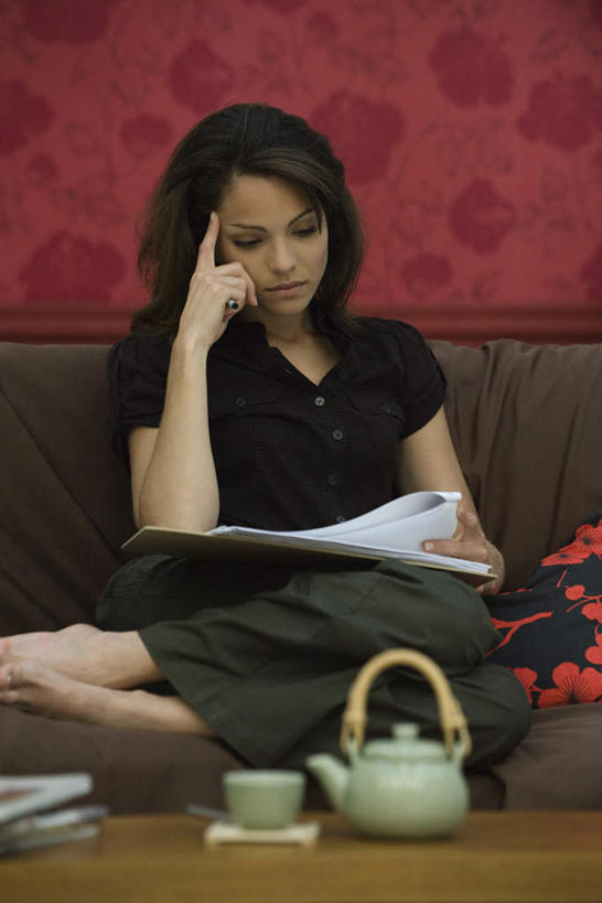 西方人,头发,一个人,客厅,坐,摸,竖图,室内,白天,正面,阅读,餐桌,靠垫,沙发,桌子,报纸,杯子,书籍,欧洲,欧洲人,仅一个年轻女性,仅一个女性,仅一个人,撑,抚摸,握,学习,壶,墙,靠枕,拿,拿着,注视,休闲装,墙壁,墙面,水壶,黄色,茶壶,水杯,垫子,枕头,低头,观察,看,休闲,休闲服,浏览,握着,餐台,观看,翻阅,察看,起居室,撑着,关注,布艺沙发,年轻女性,女人,女性,白种人,茶杯,书,图书,触摸,接触,坐着,彩图,全身