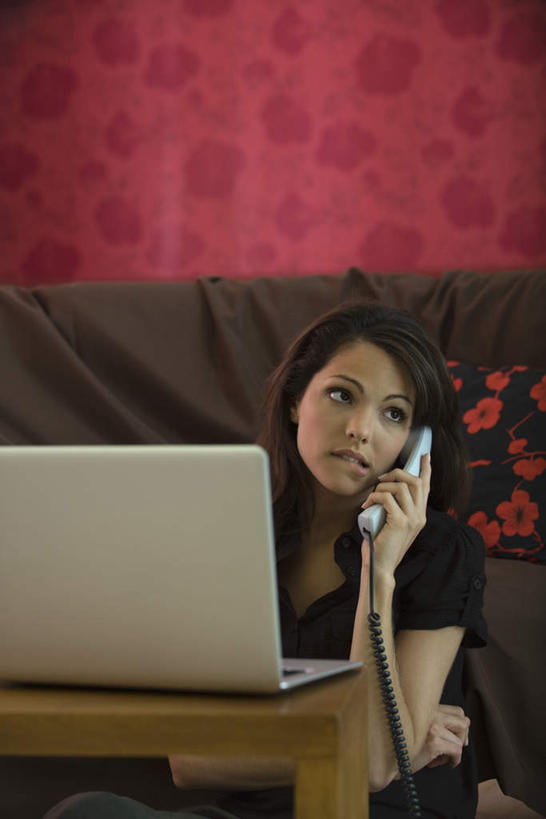 西方人,头发,一个人,客厅,坐,打电话,竖图,室内,白天,正面,裙子,电脑,笔记本电脑,靠垫,沙发,电话,欧洲,欧洲人,仅一个年轻女性,仅一个女性,仅一个人,撑,握,连衣裙,网络,墙,靠枕,拿,听,拿着,注视,通讯设备,墙壁,墙面,黄色,黑色,话筒,垫子,枕头,观察,看,电话线,握着,观看,半身裙,吊带裙,一台,察看,无线,起居室,撑着,关注,通信设备,无线网络,布艺沙发,无线上网,便携式电脑,一部,交流,手提电脑,年轻女性,女人,女性,白种人,电话机,沟通,通话,坐着,半身,彩图