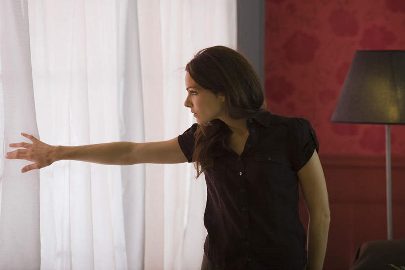 西方人,头发,一个人,客厅,站,拉,笑,摸,微笑,横图,室内,白天,正面,窗户,窗帘,欧洲,欧洲人,仅一个年轻女性,仅一个女性,仅一个人,抚摸,墙,灯光,注视,休闲装,玻璃窗,墙壁,墙面,灯,黄色,灯具,落地灯,观察,看,站着,转头,休闲,休闲服,观看,扯,察看,起居室,照明设备,关注,年轻女性,女人,女性,白种人,触摸,接触,站立,半身,彩图