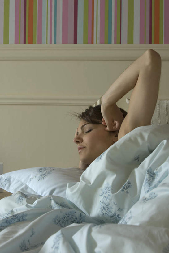 西方人,头发,一个人,闭眼,摸,竖图,室内,白天,正面,床,卧室,欧洲,欧洲人,仅一个年轻女性,仅一个女性,仅一个人,撑,抚摸,伸展,墙,床单,被子,墙壁,墙面,黄色,抬手,单人床,撑着,被单,年轻女性,女人,女性,白种人,闭眼睛,闭着眼,闭着眼睛,触摸,接触,半身,彩图,睡房,卧房