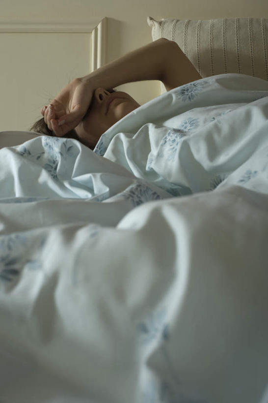 西方人,一个人,躺,闭眼,摸,睡,竖图,室内,白天,正面,床,靠垫,卧室,欧洲,欧洲人,仅一个年轻女性,仅一个女性,仅一个人,撑,抚摸,墙,床单,靠枕,被子,墙壁,墙面,垫子,枕头,抬手,遮,单人床,撑着,被单,遮挡,遮盖,遮蔽,卧着,年轻女性,女人,女性,白种人,闭眼睛,闭着眼,闭着眼睛,触摸,接触,困,困觉,寝息,睡觉,躺着,卧,半身,彩图,睡房,卧房