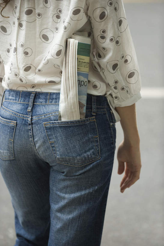 西方人,一个人,站,走,竖图,室内,白天,道路,街道,路,报纸,欧洲,欧洲人,仅一个年轻女性,仅一个女性,仅一个人,纸,小路,交通,休闲装,背面,站着,休闲,休闲服,年轻女性,女人,女性,白种人,步行,散步,站立,走路,半身,彩图