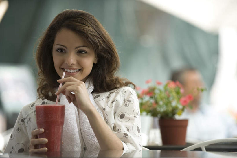 果汁,西方人,头发,两个人,餐厅,坐,笑,微笑,露齿笑,横图,室内,白天,正面,植物,窗户,落地窗,杯子,欧洲,欧洲人,喝,握,朦胧,模糊,盆栽,盆景,一杯,拿,拿着,注视,休闲装,玻璃窗,黄色,红色,绿色,自然,水杯,吸管,观察,搅拌,看,休闲,休闲服,握着,生长,成长,观看,一盆,察看,关注,男人,男性,年轻男性,年轻女性,女人,女性,白种人,茶杯,坐着,半身,彩图,餐馆,饭店,饭馆