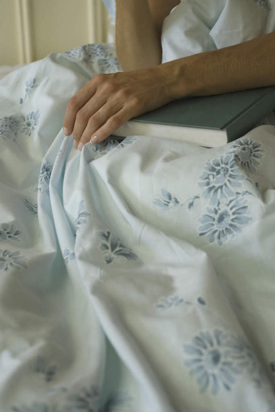 西方人,一个人,躺,竖图,俯视,室内,白天,床,卧室,书籍,欧洲,欧洲人,仅一个年轻女性,仅一个女性,仅一个人,握,墙,床单,拿,拿着,被子,墙壁,墙面,握着,单人床,被单,卧着,年轻女性,女人,女性,白种人,书,图书,躺着,卧,半身,彩图,高角度拍摄,睡房,卧房