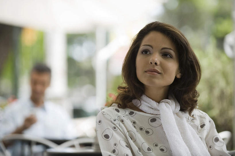 西方人,头发,两个人,餐厅,坐,笑,打电话,微笑,横图,室内,白天,正面,植物,餐桌,窗户,落地窗,桌子,电话,手机,椅子,欧洲,欧洲人,握,阴影,朦胧,模糊,光线,影子,墙,拿,拿着,注视,休闲装,通讯设备,玻璃窗,墙壁,墙面,树,树木,黄色,绿色,阳光,自然,看,休闲,休闲服,握着,生长,成长,餐台,关注,一部,交流,男人,男性,年轻男性,年轻女性,女人,女性,白种人,沟通,抬头,通话,仰头,坐着,半身,彩图,餐馆,饭店,饭馆