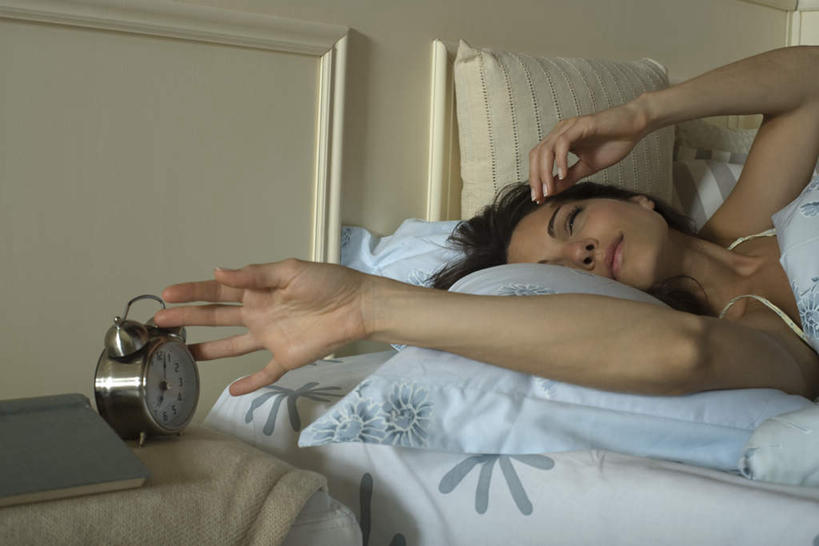 西方人,一个人,躺,横图,室内,白天,正面,床,靠垫,卧室,闹钟,欧洲,欧洲人,仅一个年轻女性,仅一个女性,仅一个人,时间,时钟,墙,床单,靠枕,注视,被子,墙壁,墙面,垫子,枕头,观察,看,表,伸手,抬手,单人床,观看,察看,被单,关注,卧着,年轻女性,女人,女性,白种人,钟,躺着,卧,半身,彩图,睡房,卧房