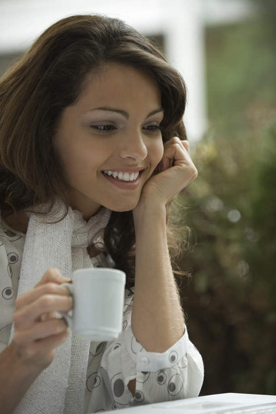 西方人,头发,一个人,客厅,坐,笑,微笑,露齿笑,竖图,室内,白天,正面,植物,餐桌,桌子,杯子,欧洲,欧洲人,仅一个年轻女性,仅一个女性,仅一个人,撑,握,朦胧,模糊,瓷器,墙,咖啡杯,陶瓷制品,拿,拿着,注视,休闲装,墙壁,墙面,树,树木,黄色,绿色,自然,低头,观察,看,休闲,休闲服,握着,生长,成长,餐台,观看,察看,起居室,撑着,关注,瓷杯,年轻女性,女人,女性,白种人,坐着,半身,彩图