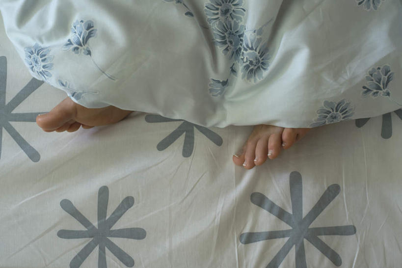 西方人,腿部,脚,脚趾,脚趾甲,腿,一个人,躺,横图,俯视,室内,特写,白天,床,卧室,欧洲,欧洲人,仅一个年轻女性,仅一个女性,仅一个人,床单,被子,单人床,被单,卧着,年轻女性,女人,女性,白种人,脚指甲,躺着,卧,半身,彩图,高角度拍摄,睡房,卧房