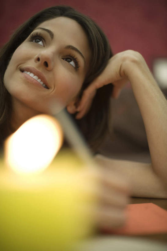 西方人,头发,一个人,客厅,坐,笑,摸,微笑,露齿笑,竖图,室内,白天,正面,靠垫,蜡烛,欧洲,欧洲人,仅一个年轻女性,仅一个女性,仅一个人,抚摸,朦胧,模糊,火焰,烛光,墙,靠枕,燃烧,注视,休闲装,墙壁,墙面,黄色,垫子,枕头,点燃,看,休闲,休闲服,起居室,关注,年轻女性,女人,女性,白种人,触摸,接触,抬头,仰头,坐着,半身,彩图