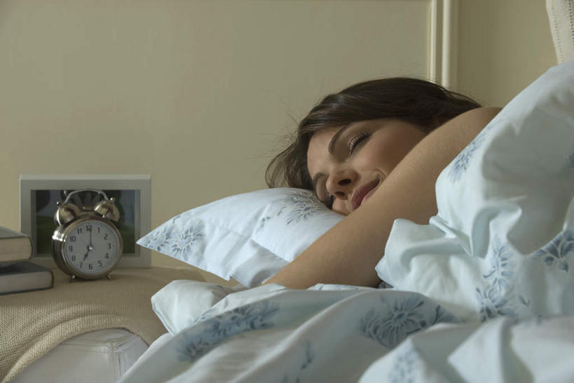 西方人,头发,一个人,躺,闭眼,摸,睡,横图,照片,室内,白天,正面,床,卧室,闹钟,欧洲,欧洲人,仅一个年轻女性,仅一个女性,仅一个人,抚摸,时间,时钟,墙,床单,被子,墙壁,墙面,黄色,趴着,表,摄影,单人床,被单,卧着,年轻女性,女人,女性,白种人,相片,钟,闭眼睛,闭着眼,闭着眼睛,触摸,接触,困,困觉,趴,寝息,睡觉,躺着,卧,半身,彩图,拍摄,照相,睡房,卧房