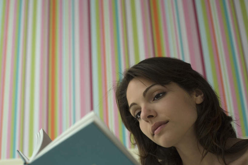 西方人,头发,一个人,坐,笑,微笑,横图,彩色,室内,白天,仰视,看书,阅读,卧室,报纸,书籍,欧洲,欧洲人,仅一个年轻女性,仅一个女性,仅一个人,握,学习,墙,拿,拿着,墙壁,墙面,黄色,书本,低头,看,倚靠,读书,浏览,握着,年轻女性,女人,女性,白种人,书,图书,坐着,半身,彩图,低角度拍摄,睡房,卧房