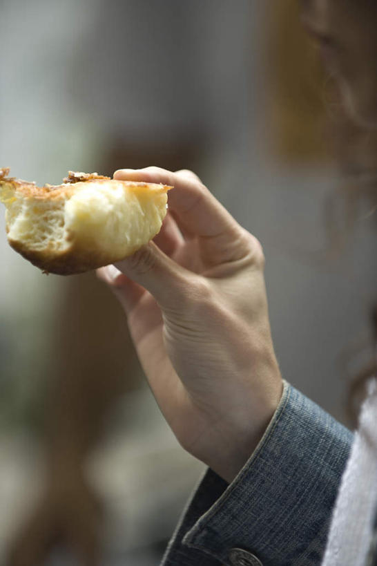 点心,面包,西方人,手,一个人,站,举,竖图,室外,特写,白天,正面,道路,街道,路,欧洲,欧洲人,仅一个年轻女性,仅一个女性,仅一个人,握,朦胧,模糊,小路,食品,甜点,甜品,交通,拿,拿着,食物,糕点,一个,甜食,托,站着,手部,握着,单个,单手,年轻女性,女人,女性,白种人,举起,举手,举着,向上举,向上伸,向上托,站立,半身,彩图