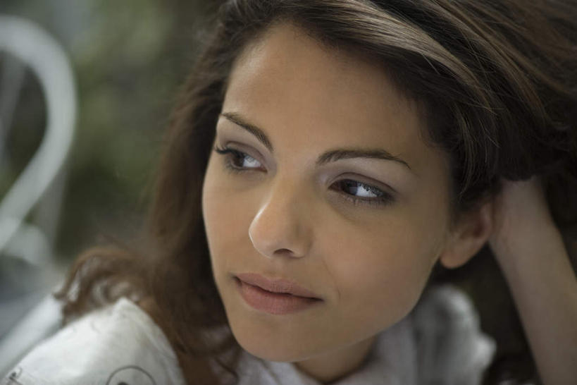 西方人,脸,头,脸颊,头发,一个人,客厅,坐,摸,横图,室外,特写,白天,正面,书籍,椅子,欧洲,欧洲人,仅一个年轻女性,仅一个女性,仅一个人,撑,抚摸,朦胧,模糊,注视,休闲装,黄色,观察,看,转头,休闲,休闲服,观看,察看,起居室,撑着,关注,年轻女性,女人,女性,白种人,头部,脸部,脸蛋,面部,书,图书,触摸,接触,坐着,半身,彩图