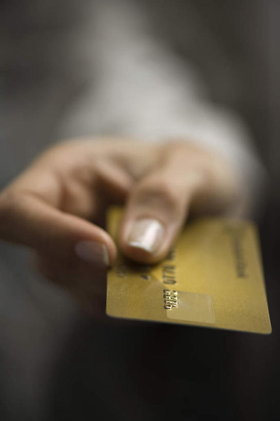 西方人,手,一个人,竖图,俯视,室内,特写,白天,信用卡,欧洲,欧洲人,仅一个年轻女性,仅一个女性,仅一个人,一张,握,朦胧,模糊,拿,拿着,黄色,手部,卡,握着,储蓄卡,银行卡,年轻女性,女人,女性,白种人,半身,彩图,高角度拍摄