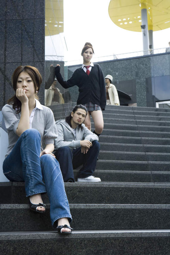 东方人,四个人,夫妻,伙伴,朋友,栏杆,站,坐,笑,摸,微笑,竖图,室外,白天,仰视,爱情,友谊,楼梯,亚洲,撑,瓷砖,地砖,扶手,阶梯,墙,地面,浪漫,托腮,注视,休闲装,黄种人,护栏,墙壁,墙面,台阶,天空,天,观察,看,托,倚靠,站着,休闲,休闲服,恩爱,短裙,恋人,观看,察看,关注,托下巴,友情,男人,男性,年轻男性,年轻女性,女人,女性,亚洲人,情侣,触摸,接触,站立,坐着,彩图,低角度拍摄,全身,伴侣