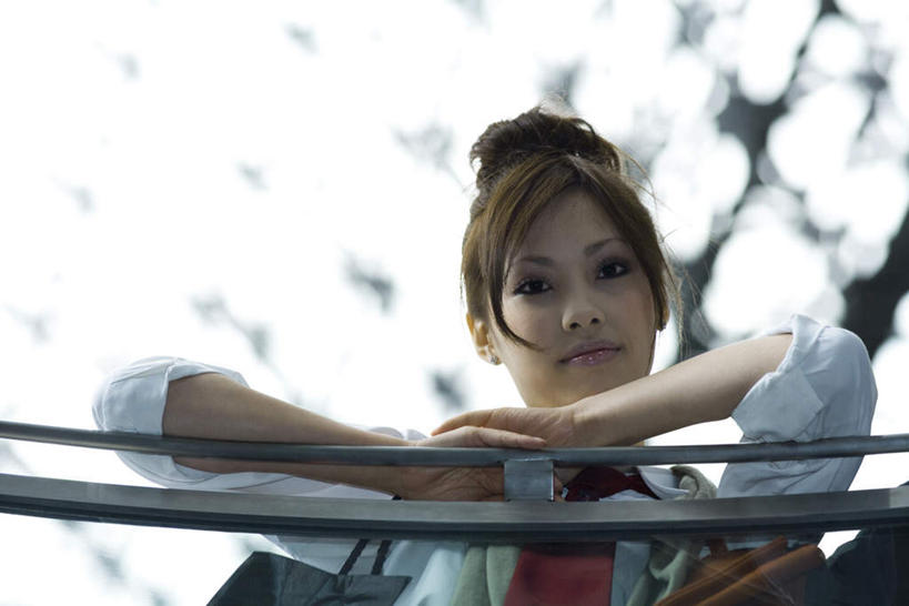 东方人,头发,一个人,栏杆,站,笑,摸,微笑,横图,室外,白天,仰视,购物,消费,植物,袋子,亚洲,仅一个年轻女性,仅一个女性,仅一个人,抚摸,阴影,朦胧,模糊,光线,包,皮包,手提袋,影子,围栏,购物袋,注视,休闲装,黄种人,护栏,树,树木,一个,黄色,蓝色,绿色,蓝天,天空,阳光,自然,天,观察,看,趴着,站着,休闲,休闲服,金融,生长,单个,成长,观看,单肩包,察看,购买,关注,贸易,年轻女性,女人,女性,亚洲人,触摸,接触,趴,站立,半身,彩图,低角度拍摄