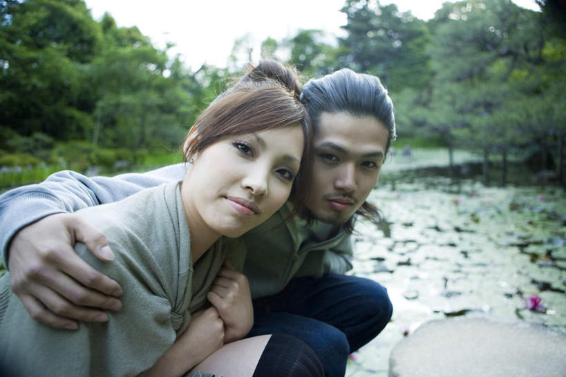 东方人,两个人,夫妻,伙伴,朋友,蹲,握手,抱,笑,微笑,露齿笑,横图,室外,白天,侧面,爱情,旅游,度假,友谊,植物,京都,日本,亚洲,许多,盛开,池塘,浪漫,花蕾,注视,休闲装,黄种人,娱乐,花,花瓣,花朵,鲜花,树,树木,蓝色,绿色,蓝天,天空,自然,天,花苞,花蕊,观察,看,转头,享受,休闲,休闲服,恩爱,放松,恋人,京都府,生长,成长,抱着,观看,察看,搂着,关注,东亚,本州,本州岛,日本国,近畿地方,近畿,友情,荷花,男人,男性,年轻男性,年轻女性,女人,女性,亚洲人,情侣,蹲着,怀抱,拉手,搂,搂抱,手拉手,手握手,相抱,拥抱,半身,彩图,伴侣