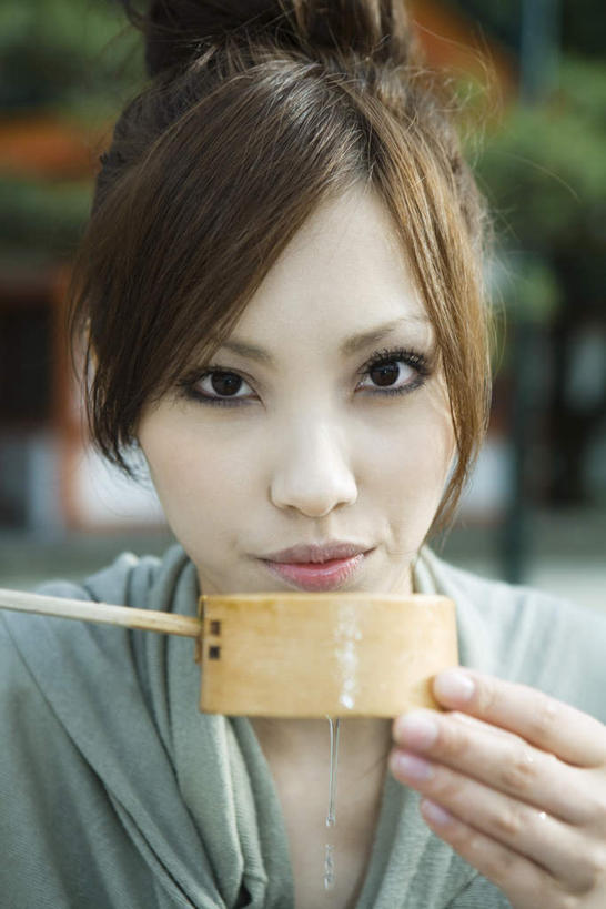 点心,东方人,脸,头,脸颊,头发,一个人,坐,笑,摸,吃,微笑,竖图,室外,特写,白天,正面,植物,筷子,亚洲,仅一个年轻女性,仅一个女性,仅一个人,抚摸,握,阴影,朦胧,模糊,光线,影子,食品,甜点,甜品,拿,拿着,注视,休闲装,黄种人,树,树木,食物,糕点,一个,黄色,绿色,阳光,自然,饼干,甜食,嘟嘴,观察,看,休闲,休闲服,撅嘴,握着,生长,单个,成长,观看,察看,关注,年轻女性,女人,女性,亚洲人,头部,脸部,脸蛋,面部,触摸,接触,嚼,食,坐着,半身,彩图