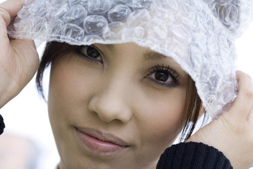 东方人,脸,头,脸颊,头发,一个人,坐,举,笑,摸,微笑,横图,室外,特写,白天,正面,亚洲,仅一个年轻女性,仅一个女性,仅一个人,抚摸,握,阴影,反射,影子,拿,拿着,注视,休闲装,黄种人,塑料袋,一个,黄色,蓝色,蓝天,天空,天,观察,看,托,休闲,休闲服,握着,单个,观看,察看,关注,年轻女性,女人,女性,亚洲人,头部,脸部,脸蛋,面部,触摸,接触,举起,举手,举着,向上举,向上伸,向上托,坐着,半身,彩图