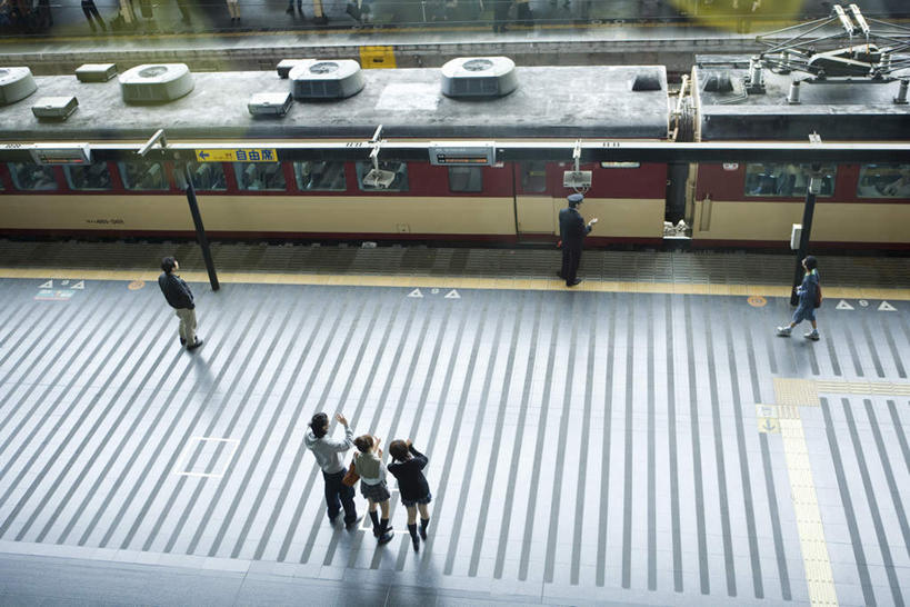 东方人,夫妻,伙伴,朋友,火车站,站,举,横图,俯视,室外,白天,爱情,友谊,地铁,火车,亚洲,一辆,一排,阴影,整齐,反射,包,瓷砖,地砖,皮包,影子,地面,轨道交通,许多人,浪漫,拎,注视,休闲装,黄种人,车,排列,交通工具,观察,看,托,站着,休闲,休闲服,恩爱,恋人,观看,单肩包,察看,队列,关注,友情,男人,男性,年轻男性,年轻女性,女人,女性,亚洲人,情侣,举起,举手,举着,向上举,向上伸,向上托,站立,彩图,高角度拍摄,全身,地铁机动车,地下铁,轻轨,伴侣,拎着