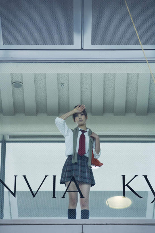 东方人,一个人,站,举,笑,摸,微笑,露齿笑,竖图,室内,白天,仰视,制服,窗户,落地窗,亚洲,仅一个年轻女性,仅一个女性,仅一个人,抚摸,服装,包,皮包,墙,注视,黄种人,玻璃窗,墙壁,墙面,一个,观察,看,托,站着,校服,遮,单个,观看,单肩包,察看,遮挡,关注,遮盖,遮蔽,学生服,年轻女性,女人,女性,亚洲人,触摸,接触,举起,举手,举着,向上举,向上伸,向上托,站立,彩图,低角度拍摄,全身