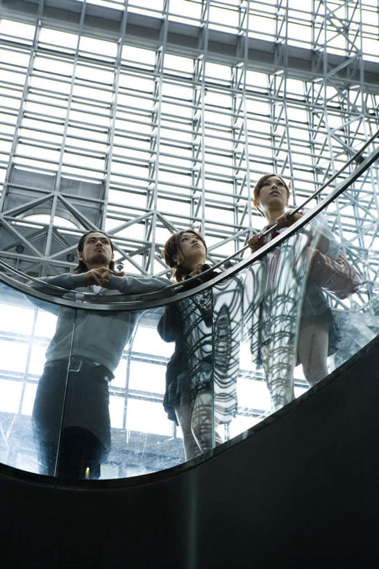 东方人,三个人,夫妻,伙伴,朋友,商店,栏杆,站,摸,竖图,室内,白天,仰视,爱情,友谊,亚洲,一排,撑,整齐,包,皮包,墙,屋顶,围栏,浪漫,顶棚,拎,注视,休闲装,黄种人,护栏,墙壁,墙面,排列,观察,看,趴着,站着,转头,休闲,休闲服,恩爱,金融,恋人,百货,观看,单肩包,察看,撑着,队列,关注,贸易,百货公司,友情,男人,男性,年轻男性,年轻女性,女人,女性,亚洲人,情侣,触摸,接触,趴,站立,彩图,低角度拍摄,全身,购物商场,购物中心,伴侣,拎着