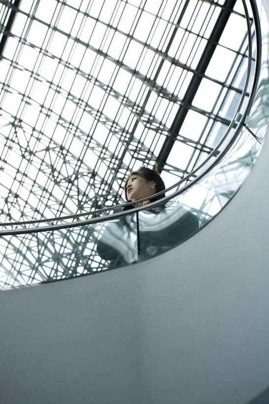 东方人,头发,一个人,商店,栏杆,坐,竖图,室内,白天,仰视,楼梯,亚洲,仅一个男性,仅一个人,扶手,阶梯,墙,屋顶,顶棚,注视,休闲装,黄种人,护栏,墙壁,墙面,台阶,仅一个年轻男性,黑色,看,休闲,休闲服,金融,百货,关注,贸易,百货公司,男人,男性,年轻男性,亚洲人,抬头,仰头,坐着,半身,彩图,低角度拍摄,购物商场,购物中心