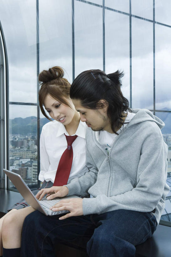 东方人,头发,两个人,夫妻,伙伴,朋友,高楼大厦,坐,笑,微笑,露齿笑,竖图,室外,白天,正面,制服,爱情,友谊,电脑,笔记本电脑,大厦,建筑,摩天大楼,亚洲,敲打,握,服装,网络,浪漫,拿,拿着,注视,休闲装,黄种人,输入,通讯设备,黄色,打字,低头,观察,看,休闲,校服,休闲服,恩爱,握着,恋人,观看,点击,一台,敲击,察看,无线,关注,通信设备,无线网络,无线上网,便携式电脑,学生服,友情,按键,手提电脑,男人,男性,年轻男性,年轻女性,女人,女性,亚洲人,情侣,坐着,半身,彩图,大楼,高层建筑,高楼,摩天楼,伴侣