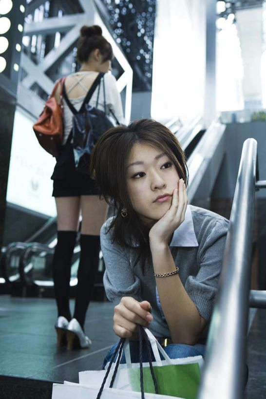 东方人,背部,背,两个人,伙伴,朋友,商店,站,坐,摸,竖图,室外,白天,正面,购物,友谊,消费,袋子,亚洲,许多,撑,抚摸,包,皮包,手提袋,墙,购物袋,地面,拎,托腮,注视,黄种人,墙壁,墙面,一个,黄色,观察,看,托,站着,金融,百货,单个,观看,单肩包,察看,撑着,购买,关注,托下巴,贸易,百货公司,友情,年轻女性,女人,女性,亚洲人,触摸,接触,站立,坐着,半身,彩图,购物商场,购物中心,拎着