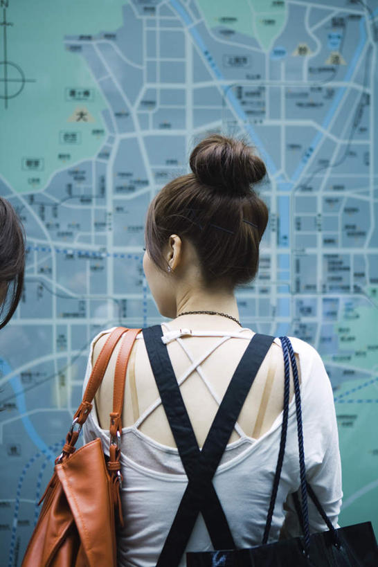 东方人,头发,两个人,伙伴,朋友,站,竖图,室外,白天,购物,友谊,消费,袋子,地图,亚洲,许多,包,皮包,手提袋,购物袋,注视,休闲装,黄种人,背面,黄色,观察,看,站着,休闲,休闲服,金融,观看,单肩包,察看,购买,关注,贸易,友情,年轻女性,女人,女性,亚洲人,站立,半身,彩图