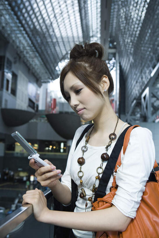 东方人,背,头发,一个人,商店,栏杆,站,摸,打电话,竖图,室内,白天,正面,超市,电话,手机,亚洲,仅一个年轻女性,仅一个女性,仅一个人,抚摸,敲打,握,包,挂饰,皮包,围栏,拿,拿着,注视,休闲装,黄种人,输入,通讯设备,护栏,装饰品,黄色,打字,低头,扶,观察,看,站着,休闲,休闲服,握着,金融,百货,观看,点击,敲击,单肩包,察看,关注,贸易,百货公司,一部,交流,按键,年轻女性,女人,女性,亚洲人,触摸,沟通,接触,通话,站立,半身,彩图,店铺,购物商场,购物中心,商业中心,杂货店,杂货铺