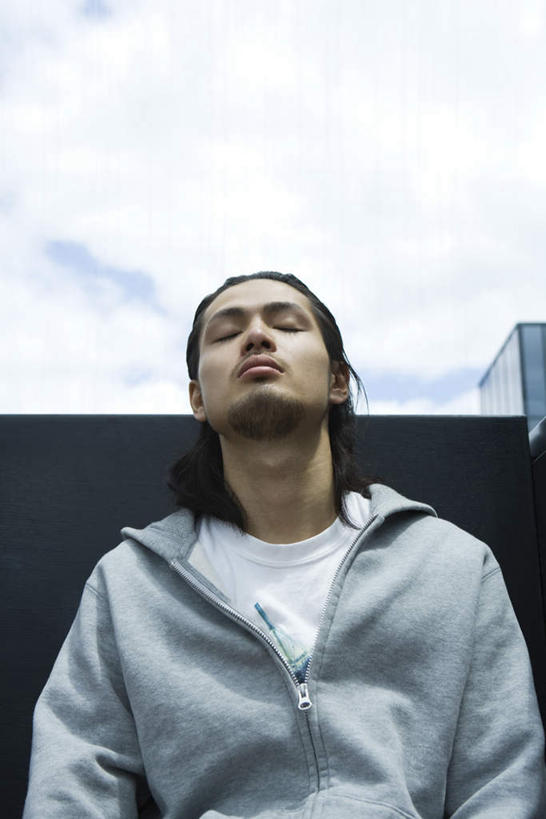 东方人,胡须,一个人,高楼大厦,坐,闭眼,睡,竖图,室外,白天,仰视,大厦,建筑,摩天大楼,亚洲,仅一个男性,仅一个人,阴影,光线,影子,墙,云,云朵,云彩,休闲装,黄种人,墙壁,墙面,仅一个年轻男性,蓝色,白云,蓝天,天空,阳光,天,倚靠,休闲,休闲服,男人,男性,年轻男性,亚洲人,山羊胡,胡子,闭眼睛,闭着眼,闭着眼睛,困,困觉,寝息,睡觉,抬头,仰头,坐着,半身,彩图,低角度拍摄,大楼,高层建筑,高楼,摩天楼