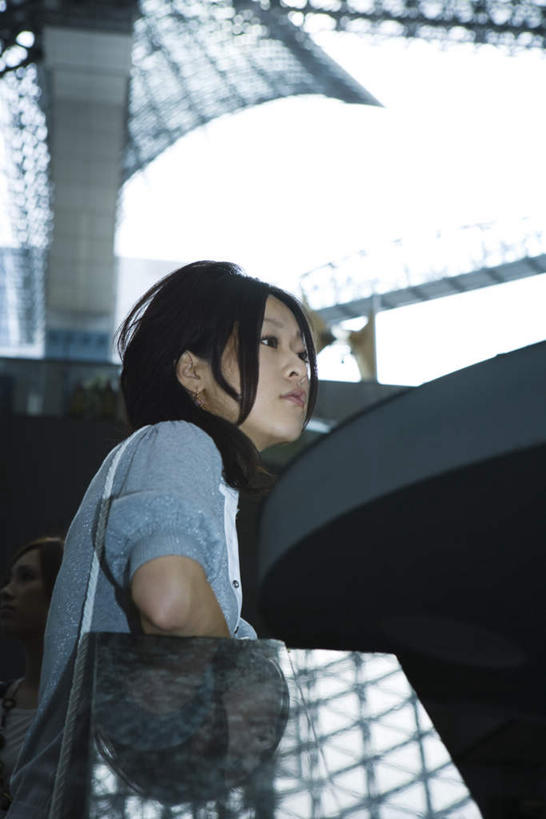 东方人,头发,一个人,商店,站,竖图,室外,白天,仰视,超市,亚洲,仅一个年轻女性,仅一个女性,仅一个人,包,皮包,墙,拎,注视,休闲装,黄种人,墙壁,墙面,黄色,天空,天,观察,看,站着,转头,休闲,休闲服,金融,百货,观看,单肩包,察看,关注,贸易,百货公司,年轻女性,女人,女性,亚洲人,站立,半身,彩图,低角度拍摄,店铺,购物商场,购物中心,商业中心,杂货店,杂货铺,拎着