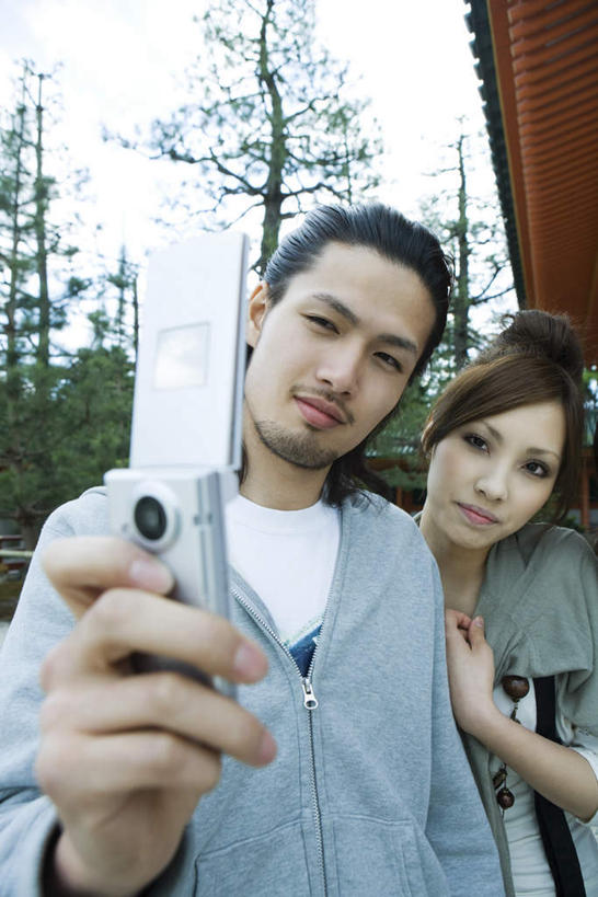 东方人,两个人,夫妻,伙伴,朋友,站,举,摸,打电话,竖图,室外,白天,正面,爱情,友谊,植物,电话,手机,亚洲,握,瓦片,屋檐,浪漫,拿,拿着,注视,休闲装,黄种人,通讯设备,檐,树,树木,拍照,蓝色,绿色,蓝天,天空,自然,天,观察,看,托,倚靠,站着,休闲,休闲服,恩爱,握着,恋人,生长,成长,观看,察看,关注,一部,交流,友情,男人,男性,年轻男性,年轻女性,女人,女性,亚洲人,情侣,触摸,沟通,接触,举起,举手,举着,通话,向上举,向上伸,向上托,站立,半身,彩图,伴侣