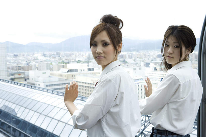 东方人,头发,两个人,伙伴,朋友,家,站,笑,摸,微笑,横图,室外,白天,制服,友谊,山,窗户,落地窗,亚洲,撑,服装,房屋,屋子,山峰,山峦,注视,黄种人,楼房,玻璃窗,住宅,背面,黄色,蓝色,蓝天,天空,天,观察,看,站着,转头,校服,观看,察看,撑着,关注,学生服,友情,年轻女性,女人,女性,亚洲人,触摸,接触,站立,半身,彩图,房子