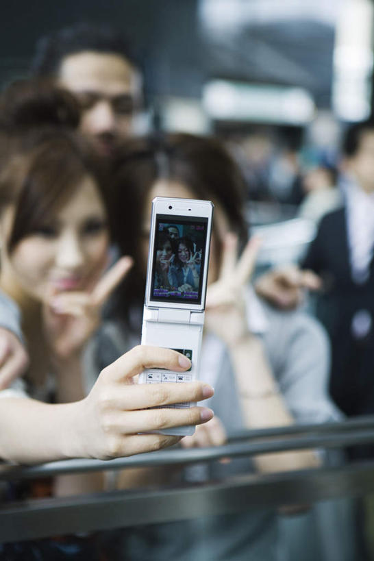 东方人,四个人,伙伴,朋友,商店,栏杆,站,举,打电话,竖图,室内,特写,白天,正面,友谊,电话,手机,亚洲,撑,握,朦胧,模糊,围栏,拿,拿着,托腮,注视,休闲装,黄种人,通讯设备,护栏,拍照,观察,看,托,站着,休闲,休闲服,握着,金融,百货,观看,察看,关注,托下巴,贸易,百货公司,一部,交流,友情,男人,男性,年轻男性,年轻女性,女人,女性,亚洲人,沟通,举起,举手,举着,通话,向上举,向上伸,向上托,站立,半身,彩图,购物商场,购物中心