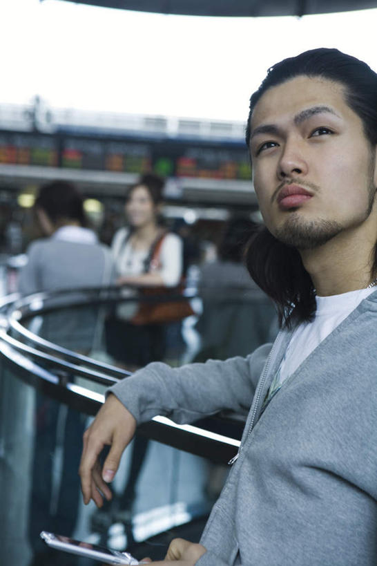 东方人,头发,三个人,伙伴,朋友,商店,栏杆,站,摸,竖图,室外,白天,正面,友谊,亚洲,撑,朦胧,模糊,包,皮包,围栏,注视,休闲装,黄种人,护栏,相视,一个,黑色,看,倚靠,站着,休闲,面对面,休闲服,金融,百货,单个,对视,单肩包,撑着,关注,相对,贸易,百货公司,相看,友情,男人,男性,年轻男性,年轻女性,女人,女性,亚洲人,触摸,接触,抬头,仰头,站立,半身,彩图,购物商场,购物中心