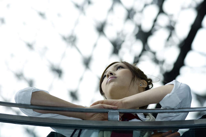 东方人,头发,一个人,商店,栏杆,站,笑,摸,微笑,横图,室内,特写,白天,仰视,制服,超市,亚洲,仅一个年轻女性,仅一个女性,仅一个人,撑,阴影,服装,朦胧,模糊,光线,影子,围栏,注视,黄种人,护栏,黄色,阳光,看,趴着,站着,校服,金融,百货,撑着,关注,贸易,百货公司,学生服,年轻女性,女人,女性,亚洲人,触摸,接触,趴,抬头,仰头,站立,半身,彩图,低角度拍摄,店铺,购物商场,购物中心,商业中心,杂货店,杂货铺