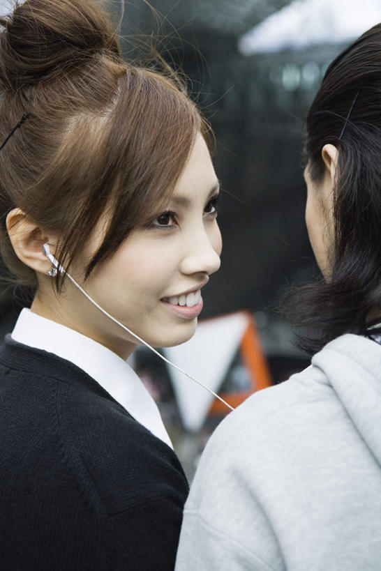 东方人,头发,两个人,伙伴,朋友,商店,站,笑,微笑,露齿笑,竖图,室内,白天,制服,快乐,满意,友谊,幸福,亚洲,服装,朦胧,模糊,音响,音乐,黄种人,娱乐,相视,背面,黄色,耳机,站着,享受,休闲,面对面,校服,放松,金融,百货,对视,舒适,享乐,相对,贸易,百货公司,学生服,相看,友情,男人,男性,年轻男性,年轻女性,女人,女性,亚洲人,站立,半身,彩图,购物商场,购物中心