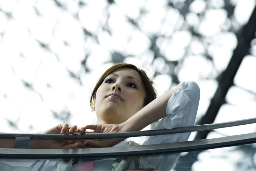 东方人,头发,一个人,商店,栏杆,站,笑,摸,微笑,横图,室内,白天,仰视,制服,超市,亚洲,仅一个年轻女性,仅一个女性,仅一个人,撑,阴影,服装,朦胧,模糊,光线,影子,围栏,注视,黄种人,护栏,黄色,天空,阳光,天,低头,观察,看,趴着,站着,校服,金融,百货,观看,察看,撑着,关注,贸易,百货公司,学生服,年轻女性,女人,女性,亚洲人,触摸,接触,趴,站立,半身,彩图,低角度拍摄,店铺,购物商场,购物中心,商业中心,杂货店,杂货铺