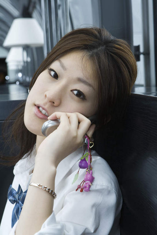 东方人,头发,一个人,客厅,坐,笑,打电话,微笑,露齿笑,竖图,室内,白天,侧面,窗户,落地窗,沙发,台灯,电话,手机,亚洲,仅一个年轻女性,仅一个女性,仅一个人,握,墙,灯光,拿,听,拿着,注视,休闲装,黄种人,通讯设备,玻璃窗,墙壁,墙面,灯,黄色,灯具,看,倚靠,转头,休闲,休闲服,握着,起居室,照明设备,布艺沙发,一部,交流,年轻女性,女人,女性,亚洲人,沟通,通话,坐着,半身,彩图