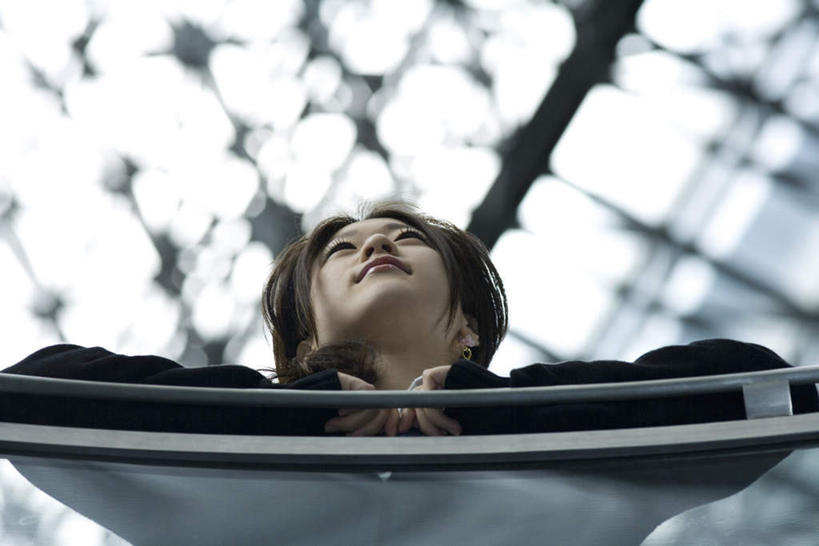 东方人,头发,一个人,商店,栏杆,站,笑,摸,微笑,露齿笑,横图,室内,白天,仰视,超市,亚洲,仅一个年轻女性,仅一个女性,仅一个人,朦胧,模糊,光线,围栏,注视,休闲装,黄种人,护栏,黄色,阳光,观察,看,趴着,站着,休闲,休闲服,金融,百货,观看,察看,关注,贸易,百货公司,年轻女性,女人,女性,亚洲人,触摸,接触,趴,站立,半身,彩图,低角度拍摄,店铺,购物商场,购物中心,商业中心,杂货店,杂货铺