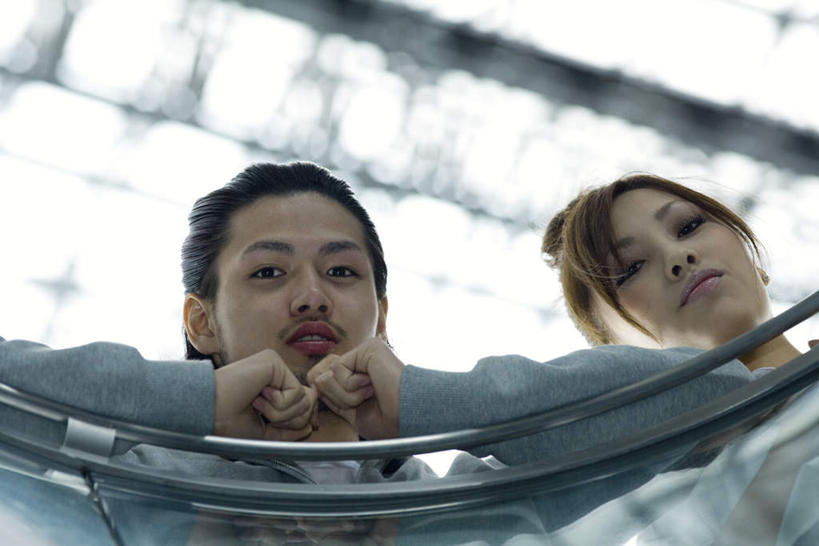 东方人,头发,两个人,伙伴,朋友,商店,栏杆,站,笑,摸,微笑,露齿笑,横图,室内,白天,仰视,制服,友谊,亚洲,撑,抚摸,阴影,服装,朦胧,模糊,光线,影子,围栏,注视,休闲装,黄种人,护栏,黄色,阳光,低头,观察,看,趴着,站着,休闲,校服,休闲服,金融,百货,观看,察看,撑着,关注,贸易,百货公司,学生服,友情,男人,男性,年轻男性,年轻女性,女人,女性,亚洲人,触摸,接触,趴,站立,半身,彩图,低角度拍摄,购物商场,购物中心