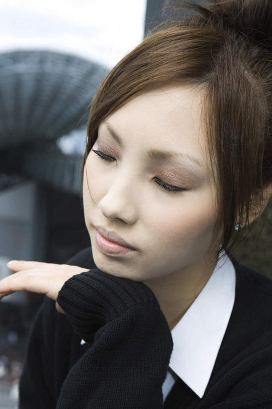 东方人,头发,一个人,商店,站,闭眼,摸,竖图,室内,特写,白天,正面,亚洲,仅一个年轻女性,仅一个女性,仅一个人,撑,抚摸,墙,托腮,休闲装,黄种人,墙壁,墙面,黄色,天空,天,低头,托,站着,休闲,休闲服,金融,百货,撑着,托下巴,贸易,百货公司,年轻女性,女人,女性,亚洲人,闭眼睛,闭着眼,闭着眼睛,触摸,接触,站立,半身,彩图,购物商场,购物中心