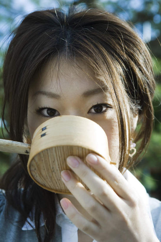 东方人,头发,一个人,站,摸,竖图,室外,特写,白天,正面,制服,植物,亚洲,仅一个年轻女性,仅一个女性,仅一个人,喝,握,阴影,服装,朦胧,模糊,光线,影子,勺子,拿,拿着,注视,黄种人,树,树木,一个,黄色,绿色,蓝天,天空,阳光,自然,调羹,汤匙,天,低头,观察,看,站着,校服,握着,生长,单个,成长,观看,察看,关注,学生服,年轻女性,女人,女性,亚洲人,触摸,接触,站立,半身,彩图